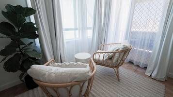 Grand-Apartment, Balkon, Meerblick | Innenbereich