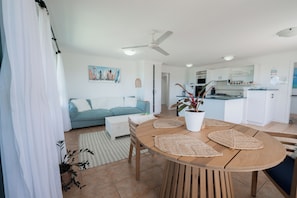 Apartamento de lujo, balcón, vistas al mar | Zona de estar