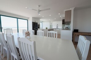 Studio Royal, balkon, pemandangan samudra | Tempat makan