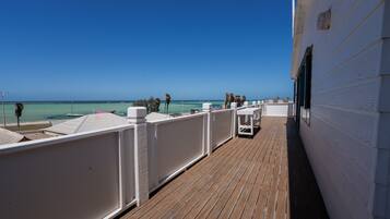 Royal-Studio, Balkon, Meerblick | Unterkunftsgelände
