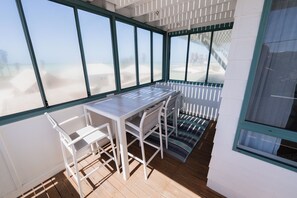 Grand-Apartment, Balkon, Meerblick | Speisen