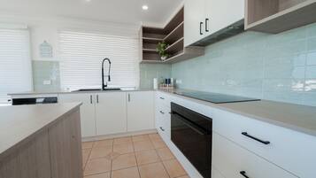 Royal-Studio, Balkon, Meerblick | Eigene Küche