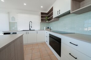 Royal-Studio, Balkon, Meerblick | Eigene Küche