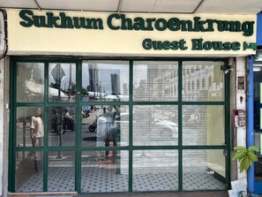 Rakennuksessa on kyltti, jossa lukee: ”Sukhum Charoenkrung -vierastalo”.