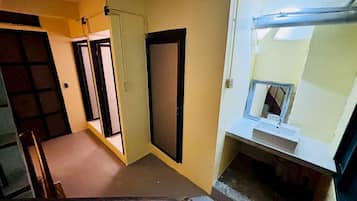 Habitación estándar doble, baño compartido | Interior