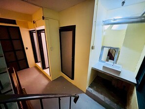 Habitación doble estándar, baño compartido | Interior