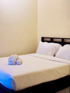 Standard Double Room, Shared Bathroom - Sukhum Charoen Krung Tak-Sin guest house (Bangkok)