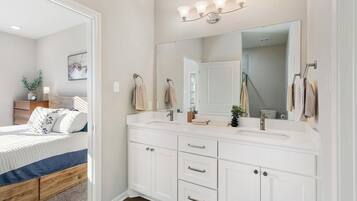 3 bedrooms, desk, iron/ironing board, WiFi (free)