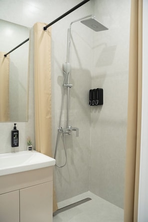 Deluxe Room, 1 Queen Bed, Balcony, City View | Bathroom | Shower, hair dryer, slippers, towels