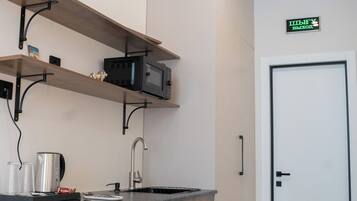 Suite Luxe, balcon, vue ville | Cuisine privée | Mini réfrigérateur, micro-ondes, bouilloire électrique