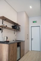 Suite de lujo, balcón, vistas a la ciudad | Cocina privada | Frigorífico pequeño, microondas y hervidor eléctrico