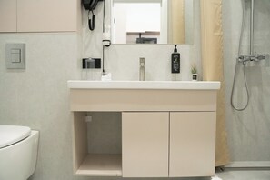 Suite Mewah, balkon, pemandangan kota | Kamar mandi