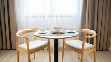 Kamar Twin Standar, pemandangan kota | Tempat makan