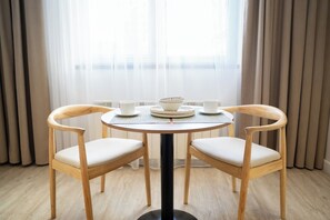 Kamar Twin Standar, pemandangan kota | Tempat makan