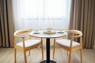 Habitación estándar con 2 camas individuales, vistas a la ciudad | Restauración