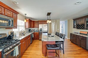 Fridge, microwave, stovetop, dishwasher - Community Pool Access! Sleepy Hollow Lake Hideaway (Athens)