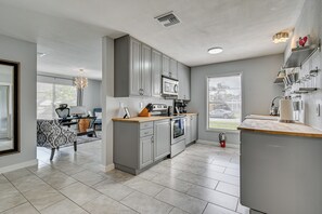 Kühlschrank, Mikrowelle, Herdplatte, Geschirrspüler