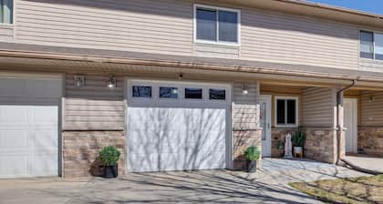 4 Mi to Main St: Grand Junction Townhome w/ Patio!