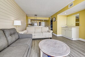Living area - Steps to Ocean! Myrtle Beach Getaway w/ Balcony (Myrtle Beach)
