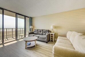 Living area - Steps to Ocean! Myrtle Beach Getaway w/ Balcony (Myrtle Beach)