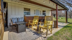 A covered patio area with a table, chairs, and a bench. - 'Walnut Creek Retreat' 9 Mi to Decatur Town Square (Decatur)