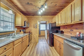 Fridge, microwave, stovetop, dishwasher - Private Hot Tub! Hillside Smokies Base Camp (Townsend)
