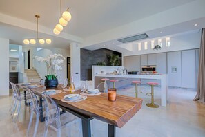 Standard-Villa, Mehrere Schlafzimmer, Kühlschrank und Mikrowelle (Lugano Lake view villa w. private) | Speisen