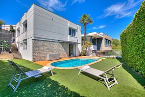 A modern two-story house with a swimming pool, stone facade, and a well-maintained lawn. - Lugano Lake View Villa w. Private Pool (Lugano)