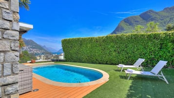 Standaard villa, meerdere slaapkamers, koelkast en magnetron (Lugano Lake view villa w. private) | Zwembad | Een seizoensgebonden buitenzwembad