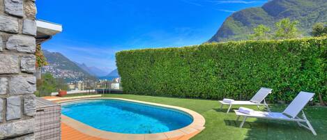 Standard-huvila, useita makuuhuoneita (Lugano Lake view villa w. private) | Uima-allas | Kauden mukainen ulkouima-allas
