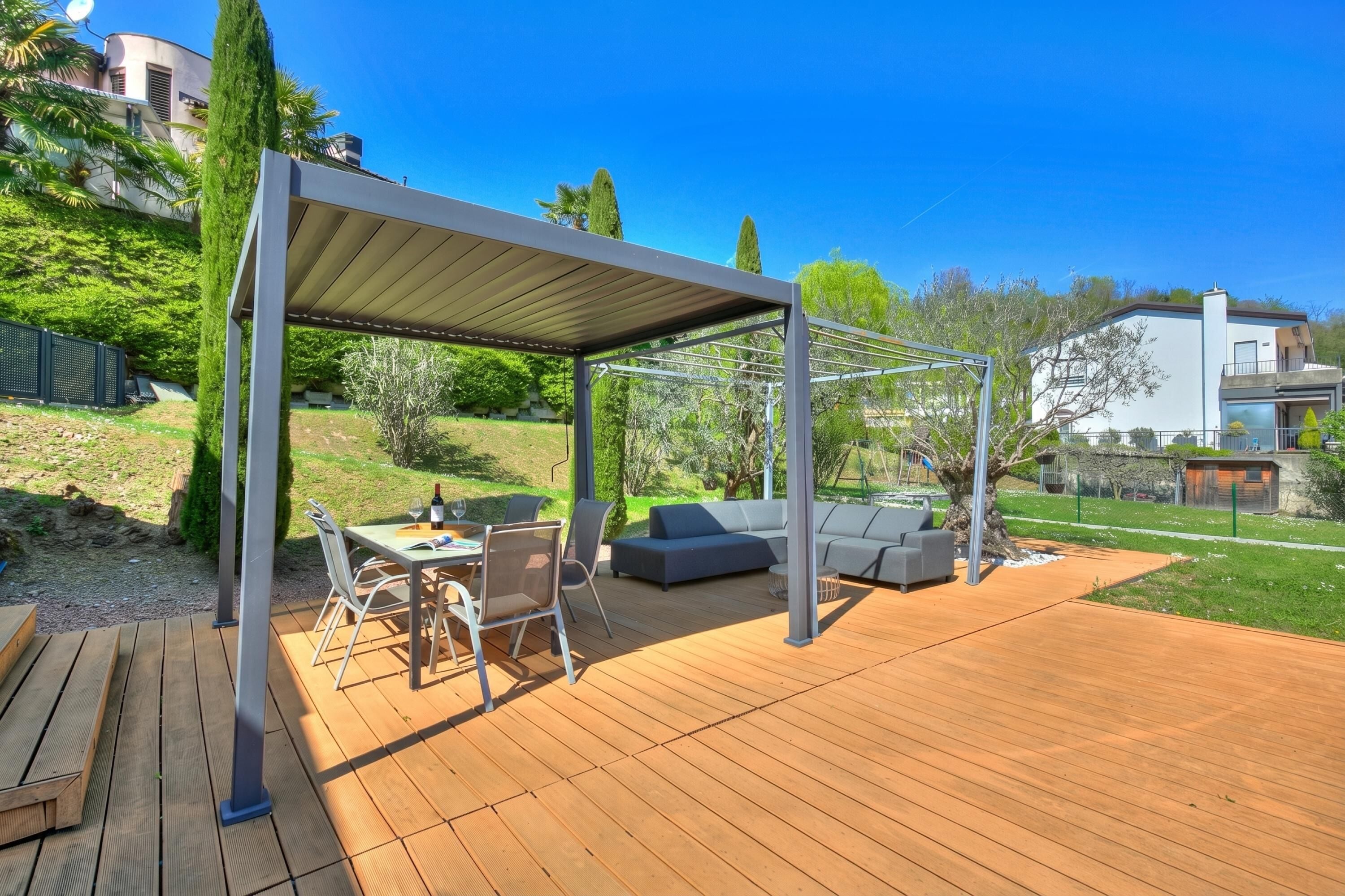 Standaard villa, meerdere slaapkamers, koelkast en magnetron (Lugano Lake view villa w. private) | Buiten dineren