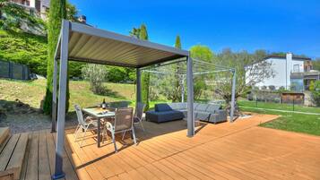 Standaard villa, meerdere slaapkamers, koelkast en magnetron (Lugano Lake view villa w. private) | Buiten dineren