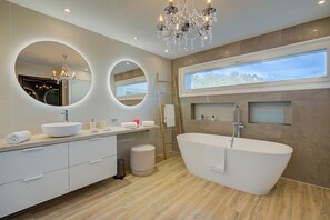 Villa estándar, varias habitaciones, frigorífico y microondas (Lugano Lake view villa w. private) | Baño | Bañera y ducha independientes, secador de pelo, toallas y jabón