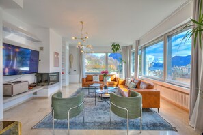 Standard-Villa, Mehrere Schlafzimmer, Kühlschrank und Mikrowelle (Lugano Lake view villa w. private) | Wohnbereich