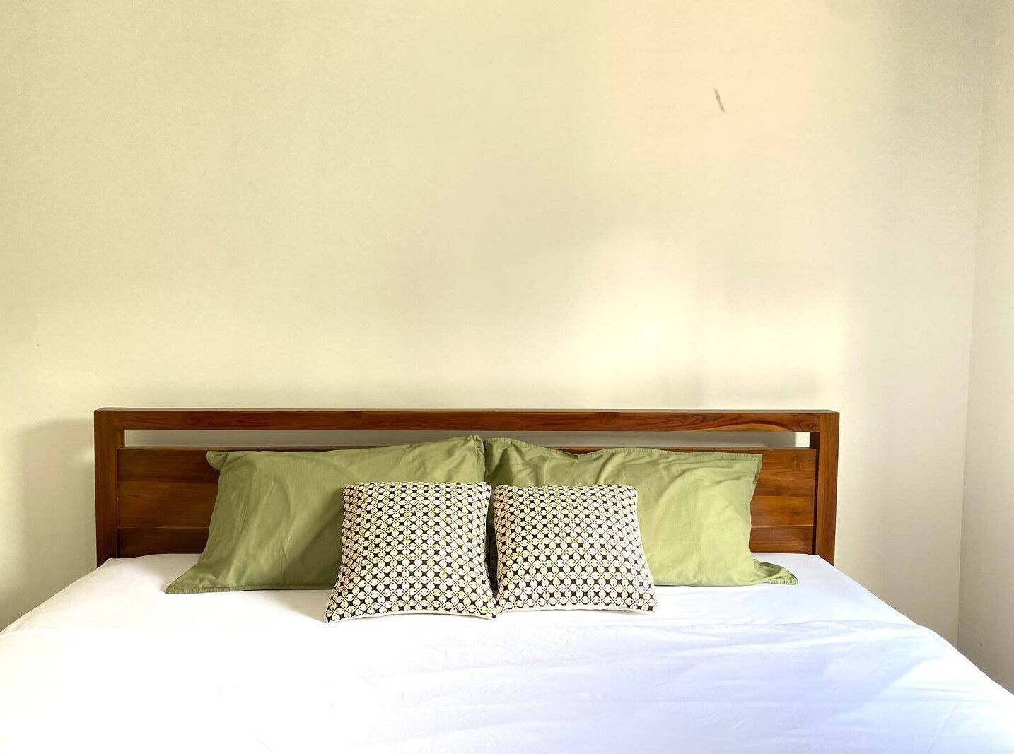 3 bedrooms, iron/ironing board, internet, bed sheets