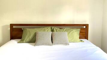 3 bedrooms, iron/ironing board, internet, bed sheets