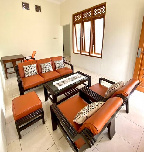 Djago Doedoek. Central location and cosy stay with a beautiful garden