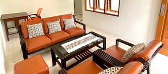 Djago Doedoek. Central location and cosy stay with a beautiful garden