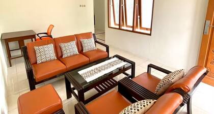 Djago Doedoek. Central location and cosy stay with a beautiful garden