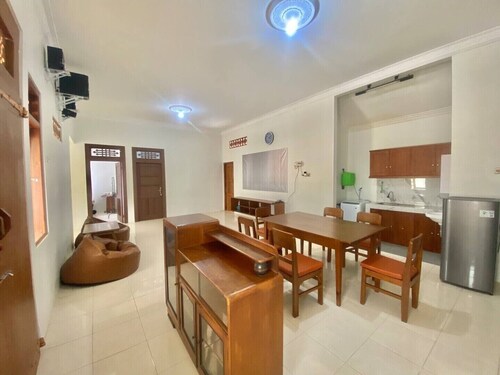 Djago Doedoek. Central location and cosy stay with a beautiful garden