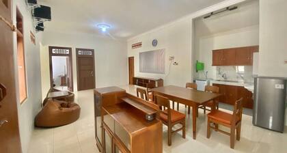 Djago Doedoek. Central location and cosy stay with a beautiful garden