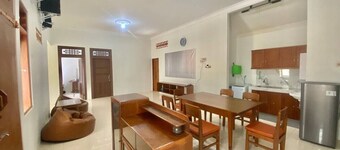 Djago Doedoek. Central location and cosy stay with a beautiful garden