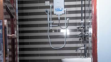 Deluxe Room, Balcony | Bathroom