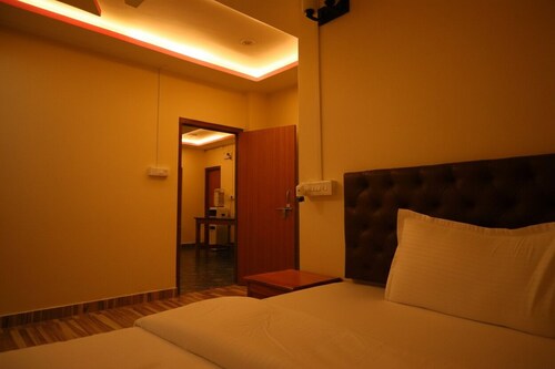 Cozy Stay with Shared Kitchen | Close to Beaches & Dive Spots