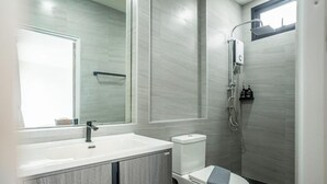 Ein Badezimmer mit Waschbecken, Toilette und Dusche.