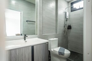 Habitación Deluxe doble, balcón, vistas al jardín | Baño | Ducha y toallas