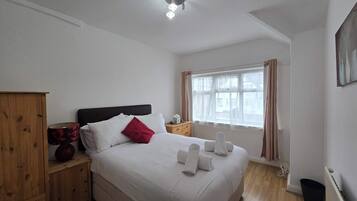 3 bedrooms, iron/ironing board, Internet, bed sheets