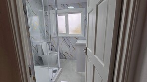 Shower, shampoo - Cosy 3BDR Home With Free Parking In Harrow (Greater London)