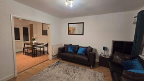 TV - Cosy 3BDR Home With Free Parking In Harrow (Greater London)
