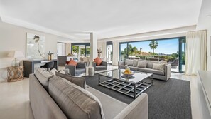 TV - Villa Sharma by Vacation Marbella (Nueva Andalucía)